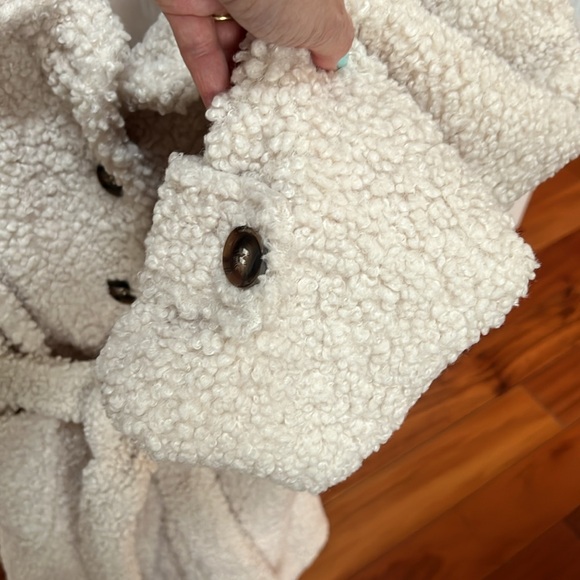 Shinestar Sherpa cream trench coat w lining, tortoise shell buttons. Belt - Picture 6 of 12